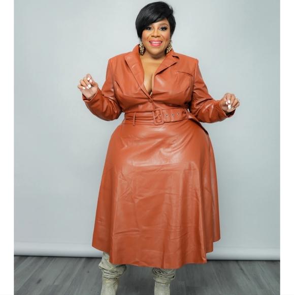 Skirt and matching jacket set - Picture 3 of 3